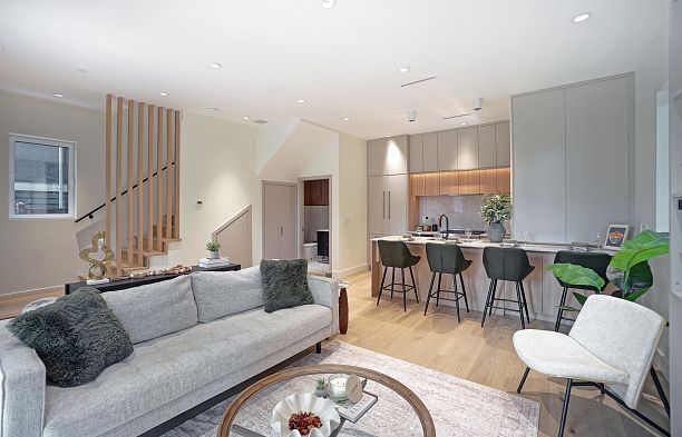 1 3315 W 10th Street Kitsilano