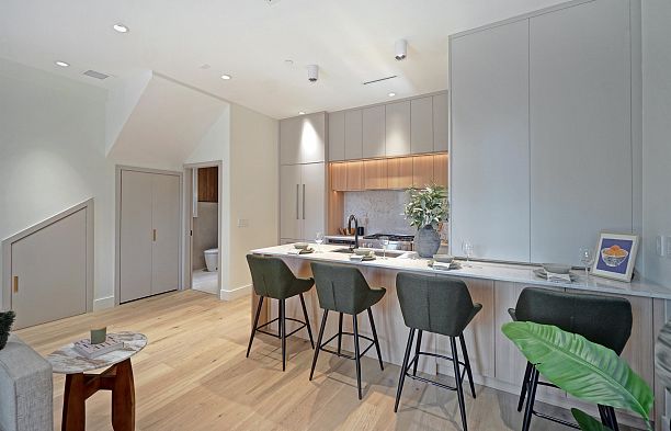 1 3315 W 10th Street Kitsilano