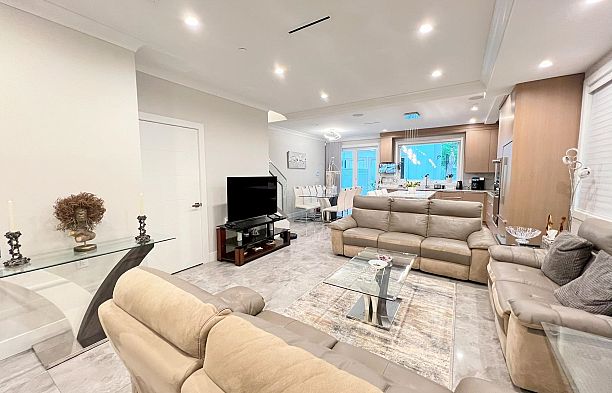 6576 Yew Street S.W. Marine