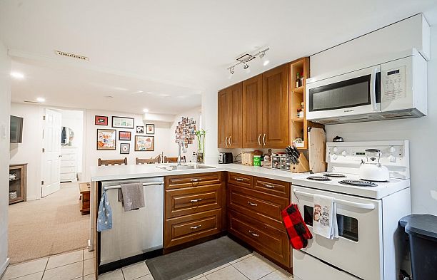 242 W 21st Avenue Cambie