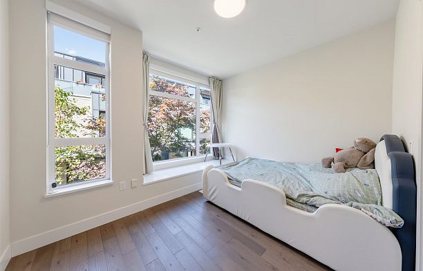 5490 Oak Street Cambie