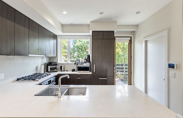5490 Oak Street Cambie