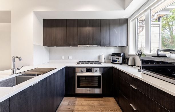 5490 Oak Street Cambie