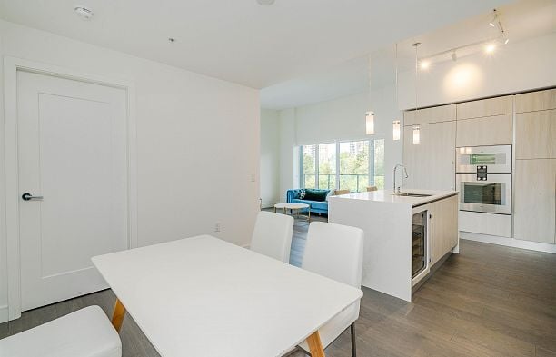 602 477 W 59th Avenue South Cambie