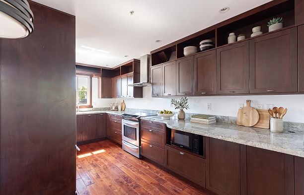 34 2375 W Broadway Kitsilano