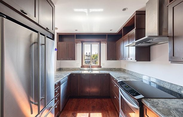 34 2375 W Broadway Kitsilano