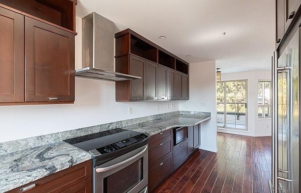 34 2375 W Broadway Kitsilano