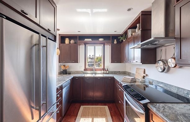 34 2375 W Broadway Kitsilano