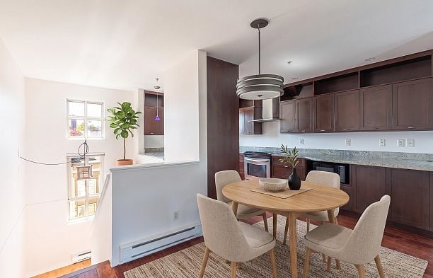 34 2375 W Broadway Kitsilano