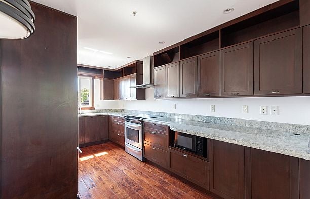 34 2375 W Broadway Kitsilano