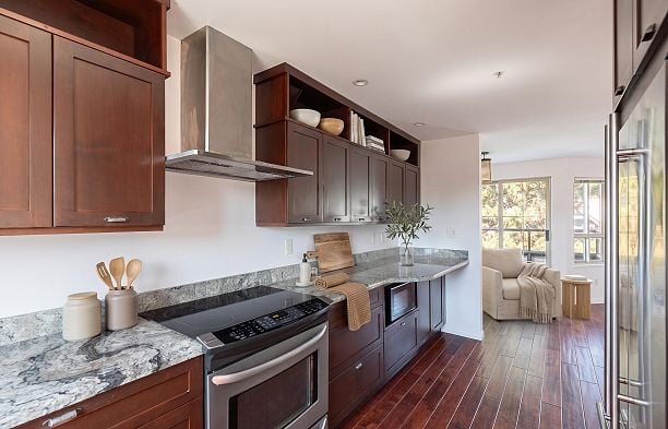 34 2375 W Broadway Kitsilano