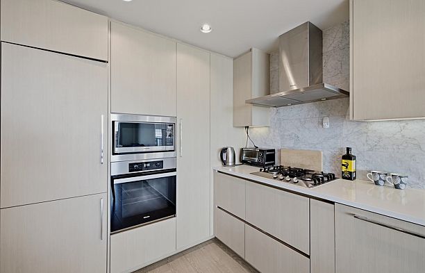 2007 89 Nelson Street Yaletown