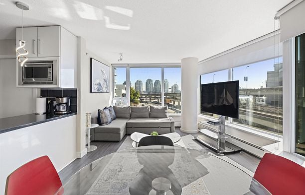305 689 Abbott Street Downtown VW