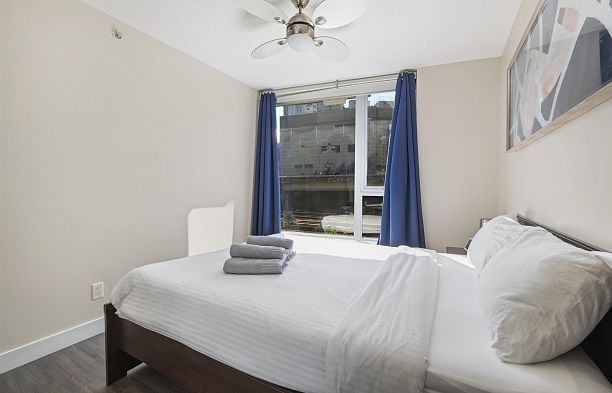 305 689 Abbott Street Downtown VW