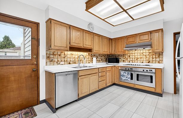 642 W 53rd Avenue South Cambie