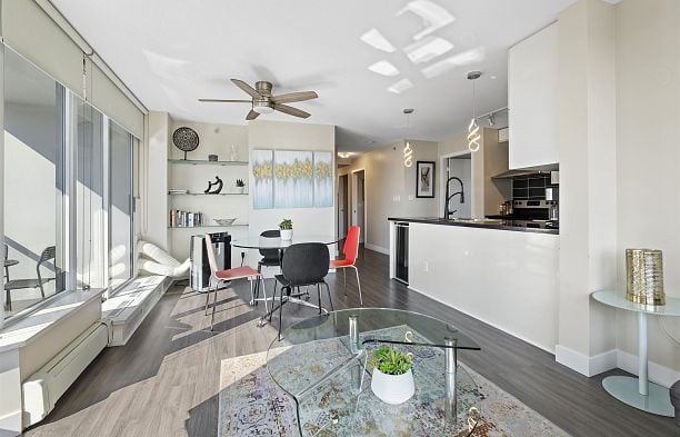 305 689 Abbott Street Downtown VW