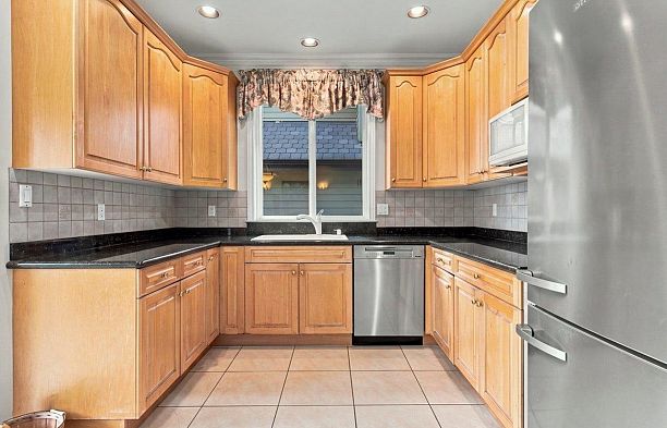 3262 W 12th Avenue Kitsilano