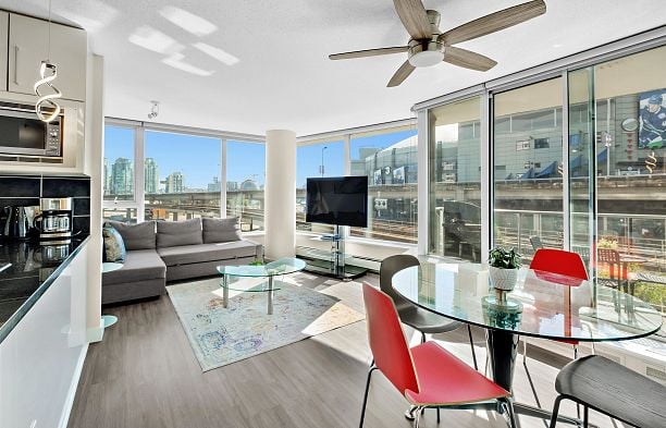 305 689 Abbott Street Downtown VW