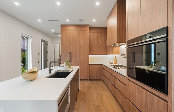 948 W 57th Avenue South Cambie