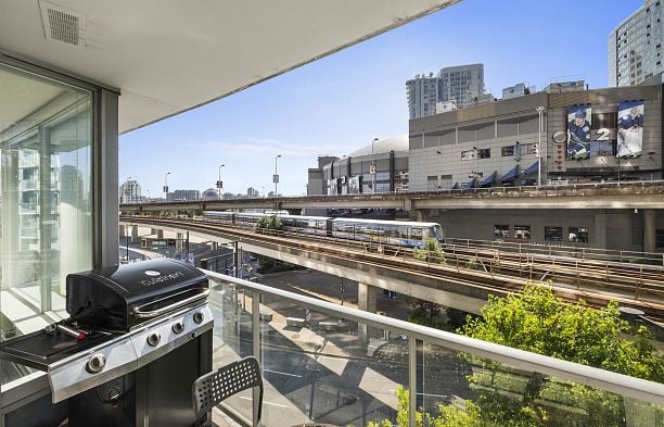 305 689 Abbott Street Downtown VW