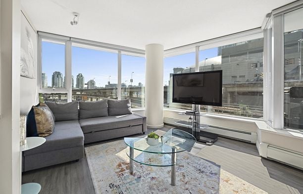 305 689 Abbott Street Downtown VW