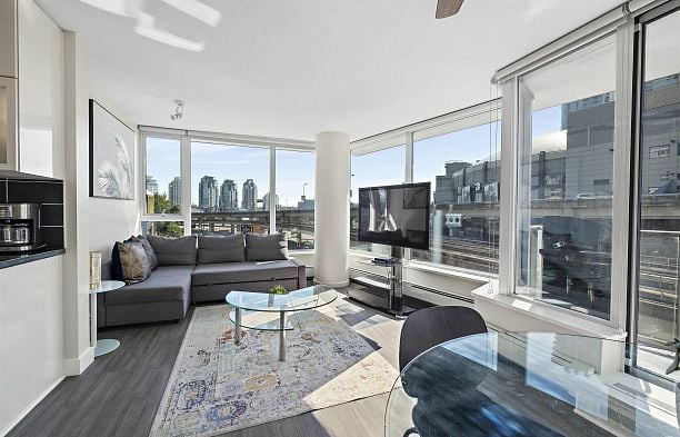 305 689 Abbott Street Downtown VW
