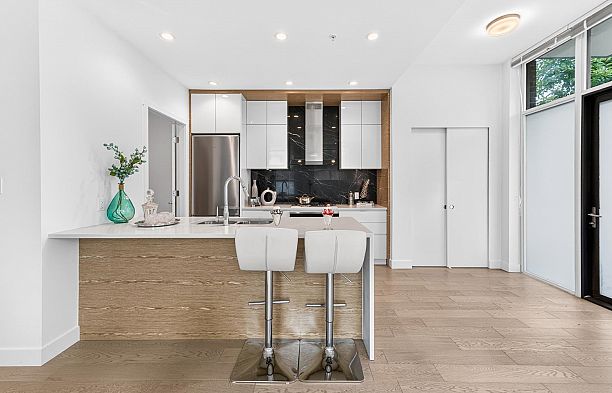 6739 Cambie Street South Cambie