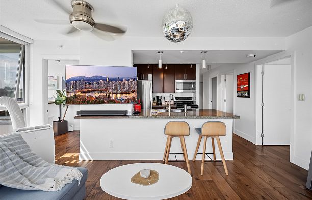 502 688 Abbott Street Downtown VW
