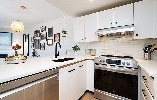 112 2020 W 8th Avenue Kitsilano