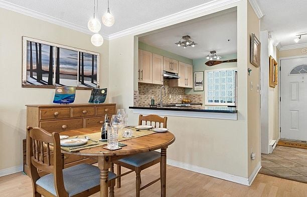 201 3220 W 4th Avenue Kitsilano