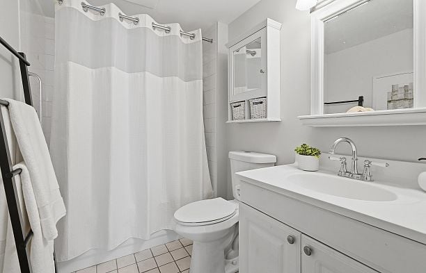 123 3440 W Broadway Kitsilano