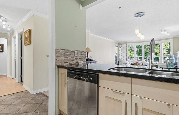 201 3220 W 4th Avenue Kitsilano