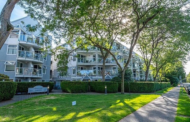 112 2020 W 8th Avenue Kitsilano
