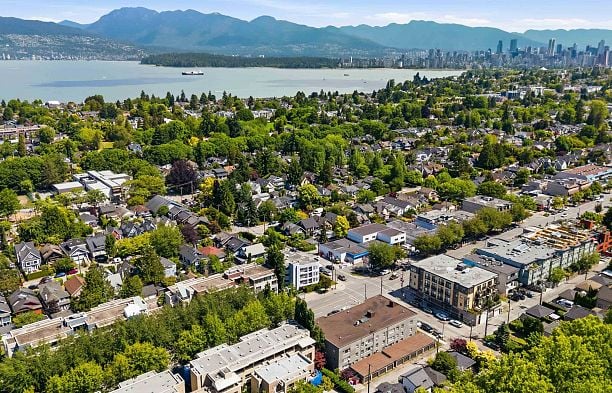 402 3505 W Broadway Kitsilano