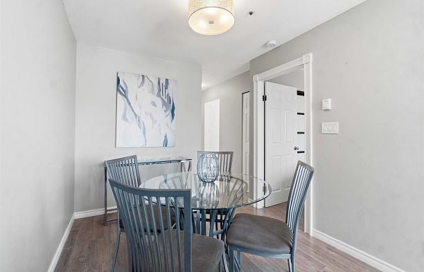 402 3505 W Broadway Kitsilano