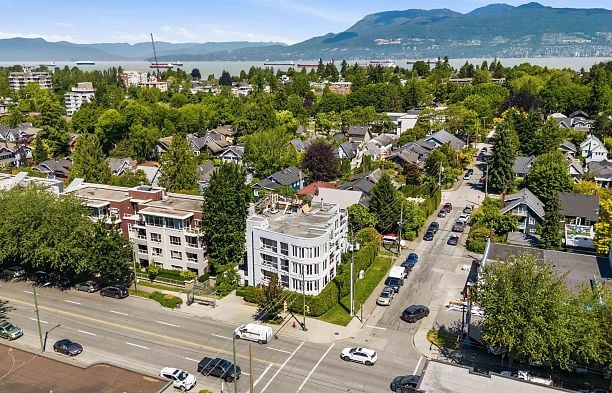 402 3505 W Broadway Kitsilano