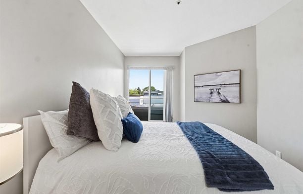 402 3505 W Broadway Kitsilano