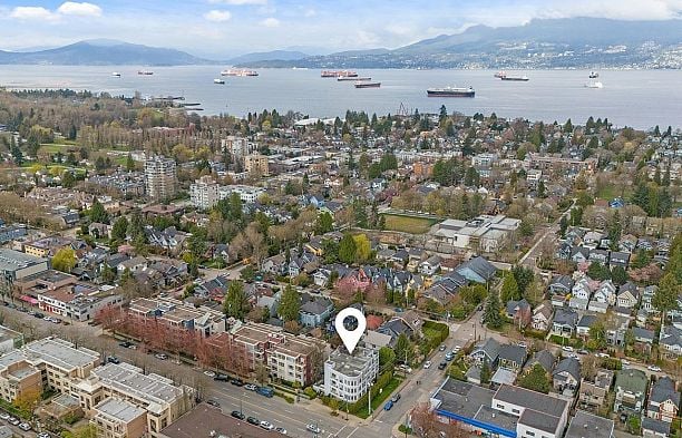 402 3505 W Broadway Kitsilano