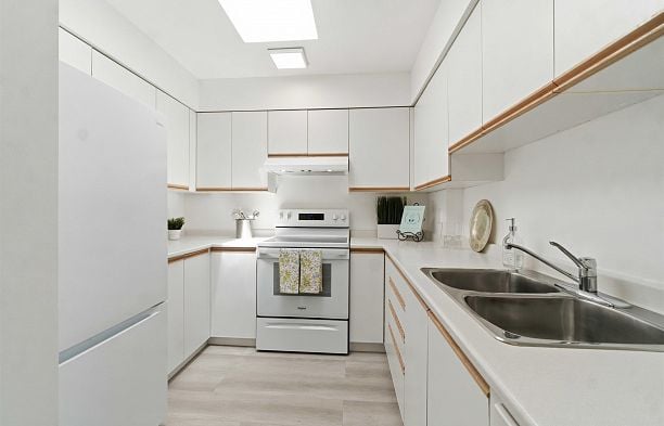 402 3505 W Broadway Kitsilano
