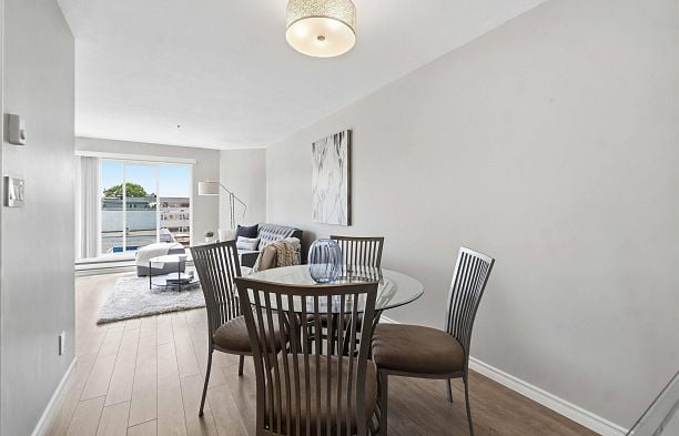 402 3505 W Broadway Kitsilano
