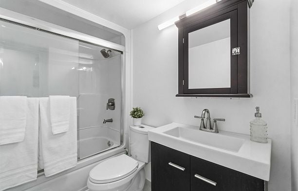402 3505 W Broadway Kitsilano