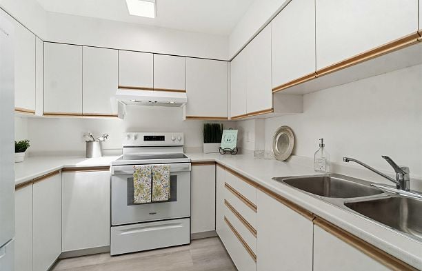 402 3505 W Broadway Kitsilano
