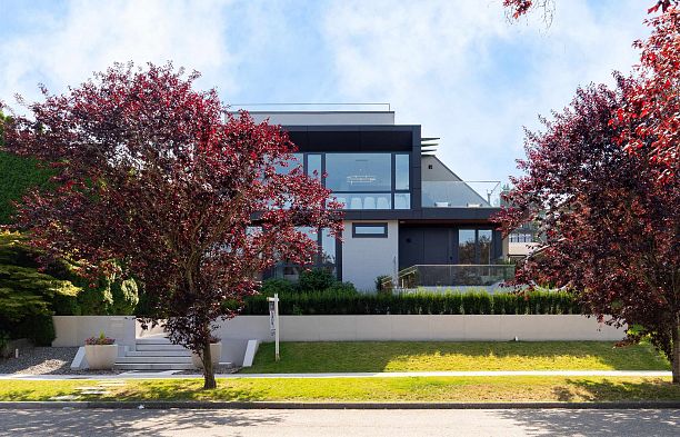 3489 Puget Drive Arbutus