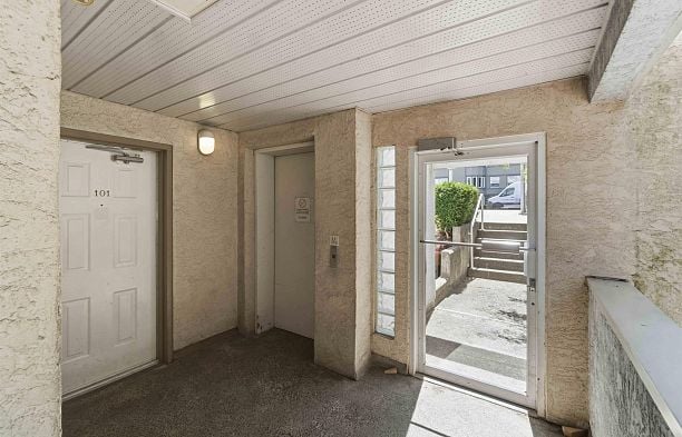 402 3505 W Broadway Kitsilano