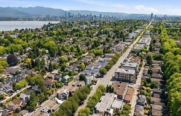 402 3505 W Broadway Kitsilano