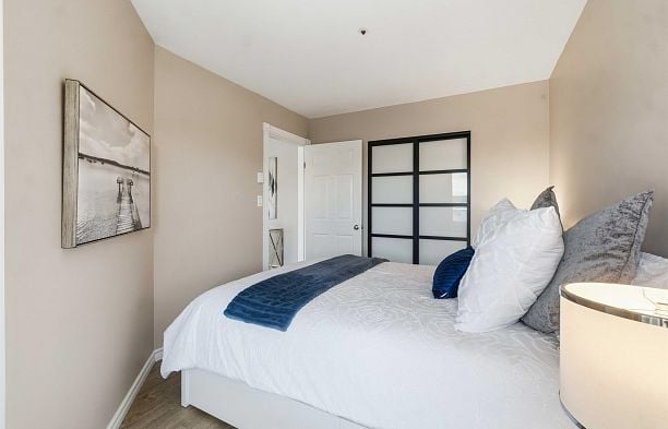 402 3505 W Broadway Kitsilano