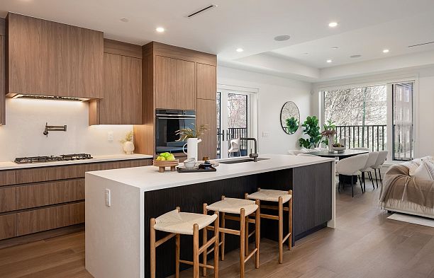 3 950 W 57th Avenue South Cambie