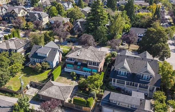 2677 W 34th Avenue MacKenzie Heights