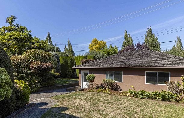 2677 W 34th Avenue MacKenzie Heights