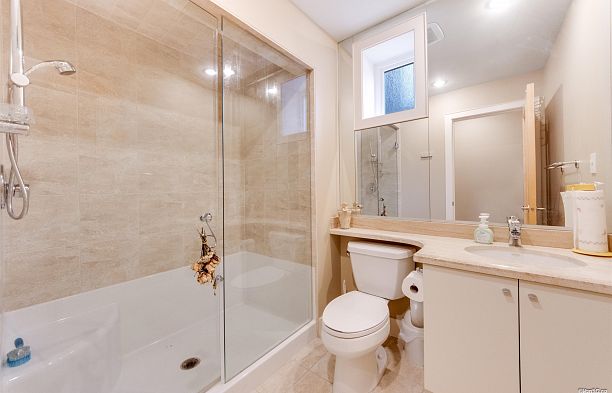 2266 W 20th Avenue Arbutus